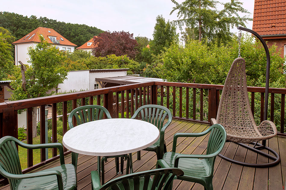 große Terrasse mit Blick in den Garten