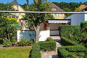 Garten mit Terrasse und Grillkamin