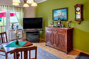 Wohnzimmer im maritimen Stil mit modernem TV